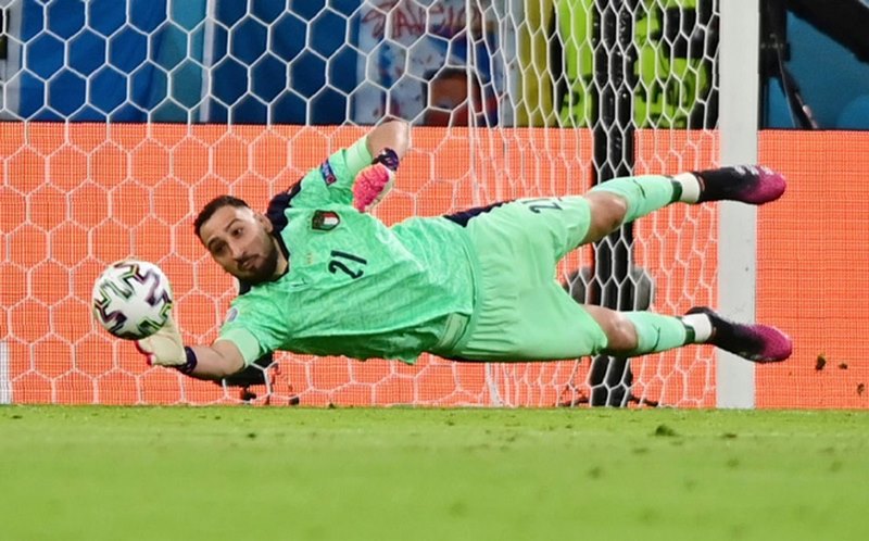 Thủ môn trong tiếng Anh còn được gọi là Goalkeeper